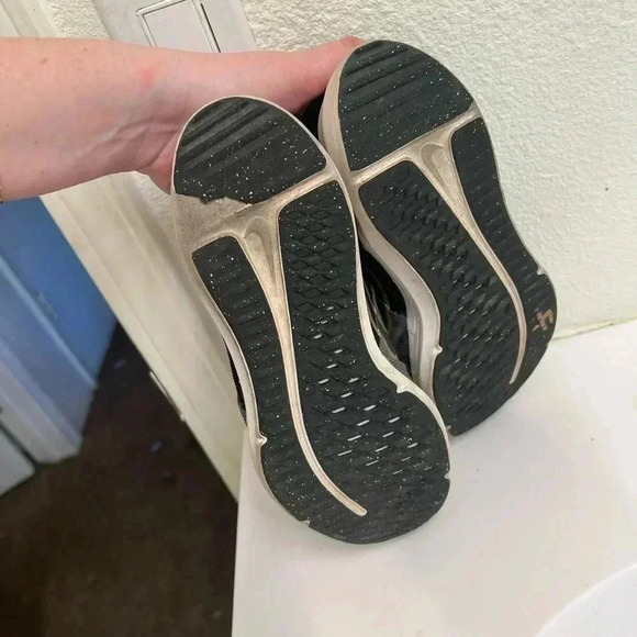 Nike kids running shoes - Picture 5 of 5